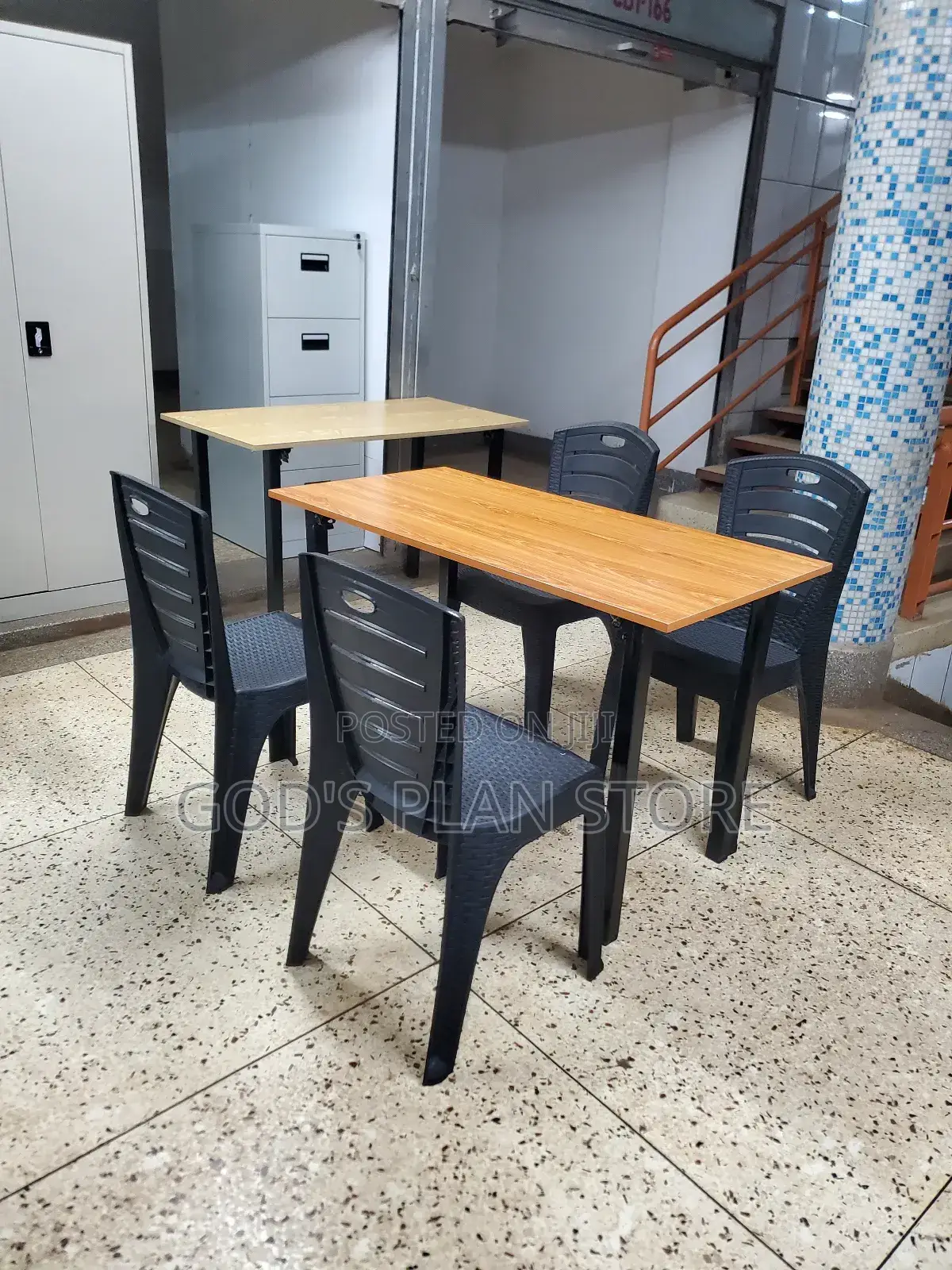 Ratten Plastic Chairs and Wooden Table for Restaurant and Hotel