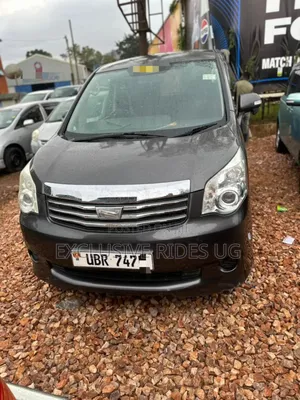 Toyota Noah 2.0 143hp FWD (7 Seater) 2011 Gray