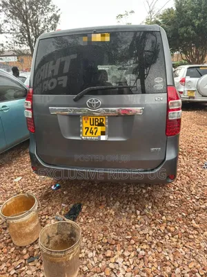 Toyota Noah 2.0 143hp FWD (7 Seater) 2011 Gray