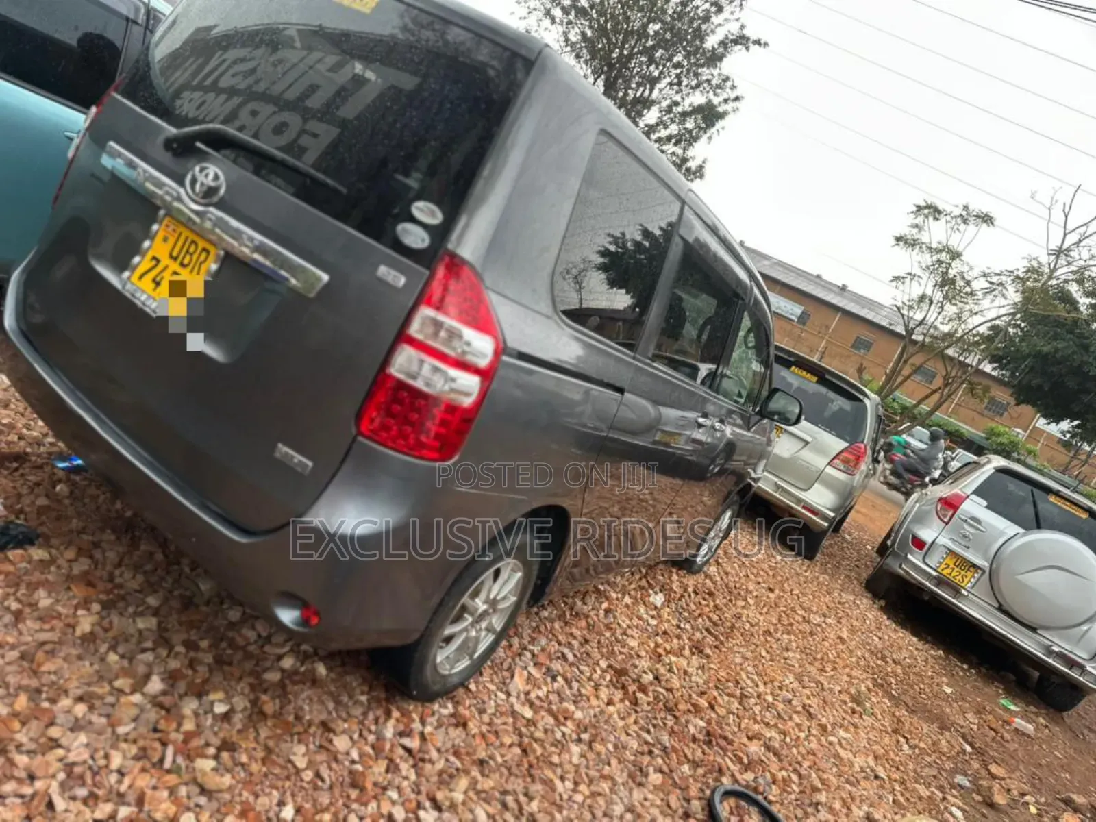 Toyota Noah 2.0 143hp FWD (7 Seater) 2011 Gray