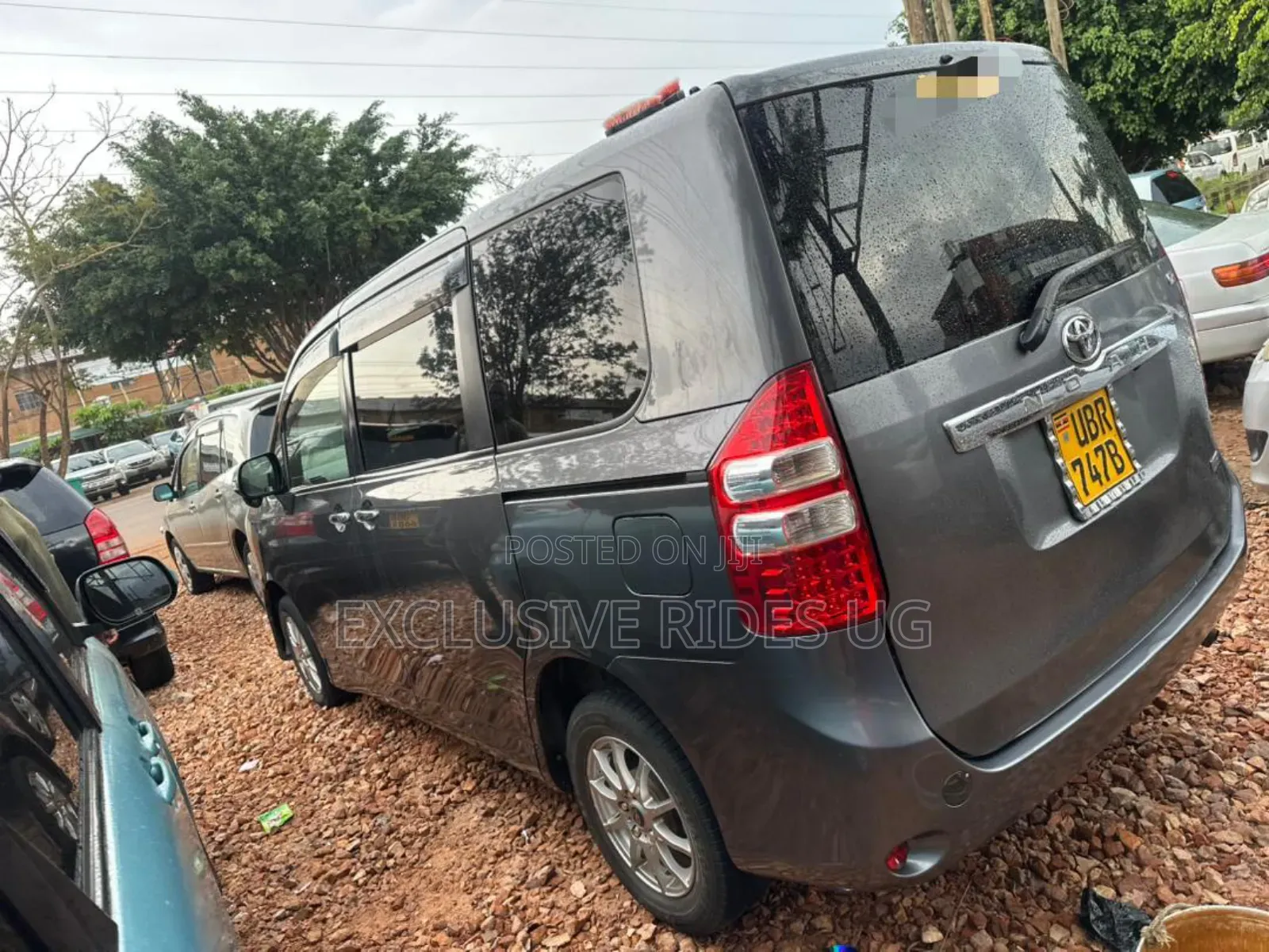 Toyota Noah 2.0 143hp FWD (7 Seater) 2011 Gray