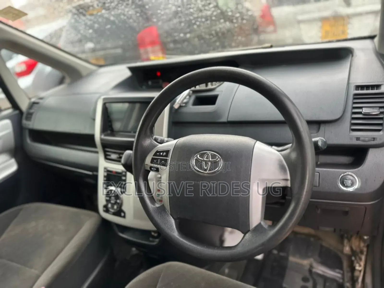 Toyota Noah 2.0 143hp FWD (7 Seater) 2011 Gray