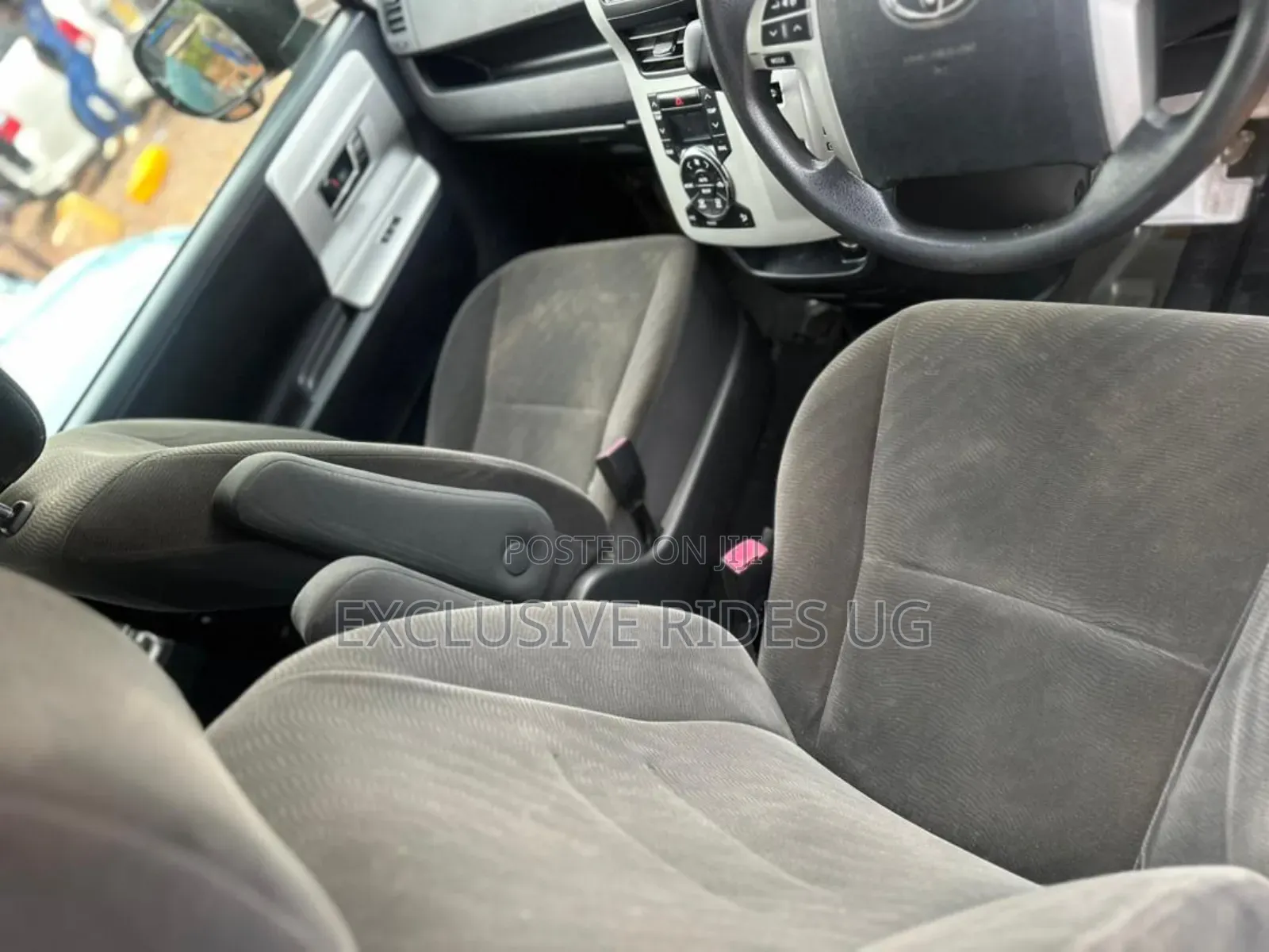 Toyota Noah 2.0 143hp FWD (7 Seater) 2011 Gray