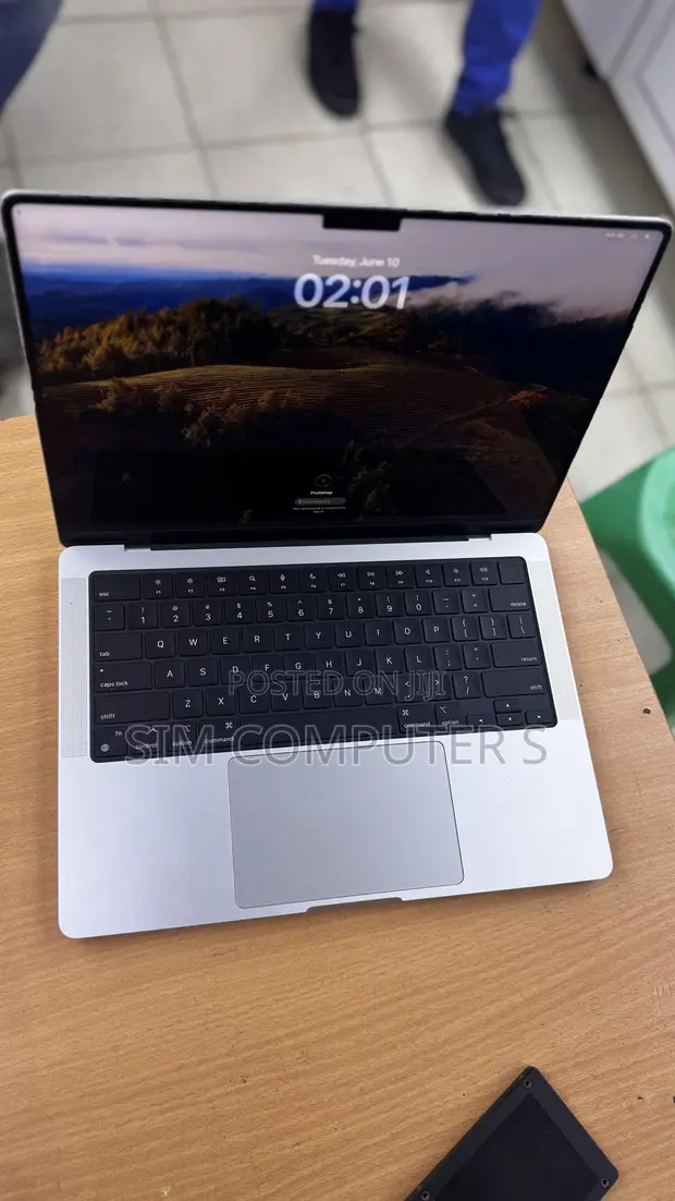 New Apple MacBook Pro 2023 M3 14-Inch 16GB Intel Core M3 SSD