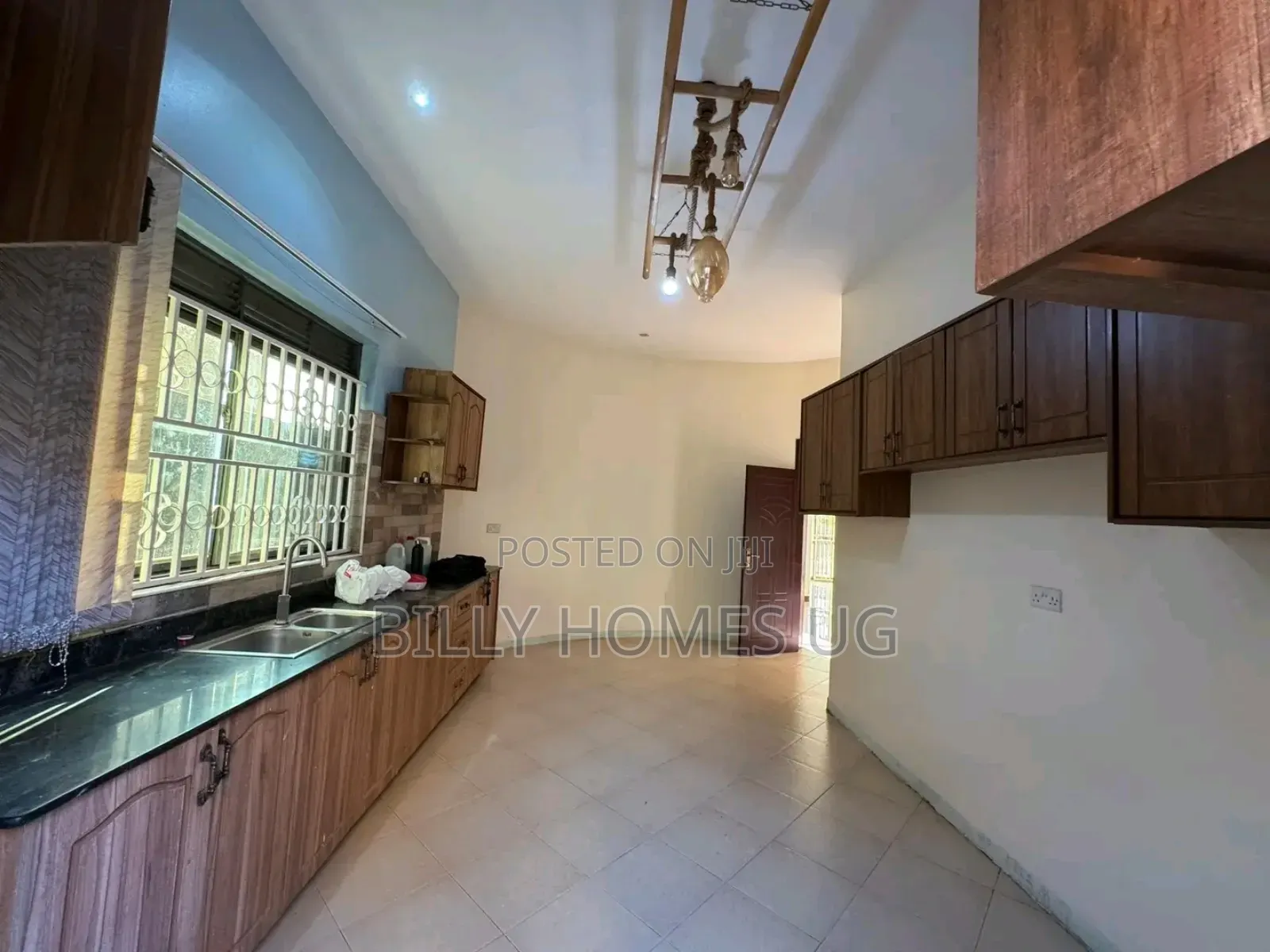 5bdrm Bungalow in Kira for sale