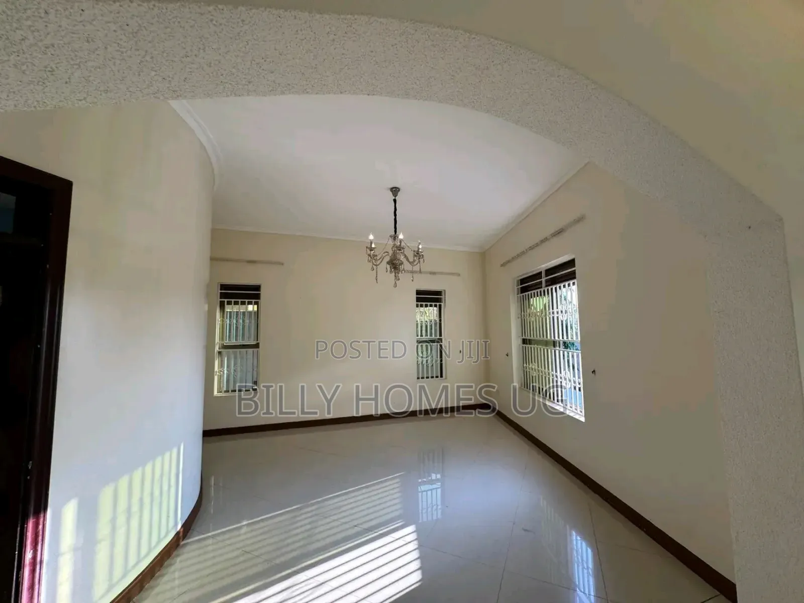 5bdrm Bungalow in Kira for sale