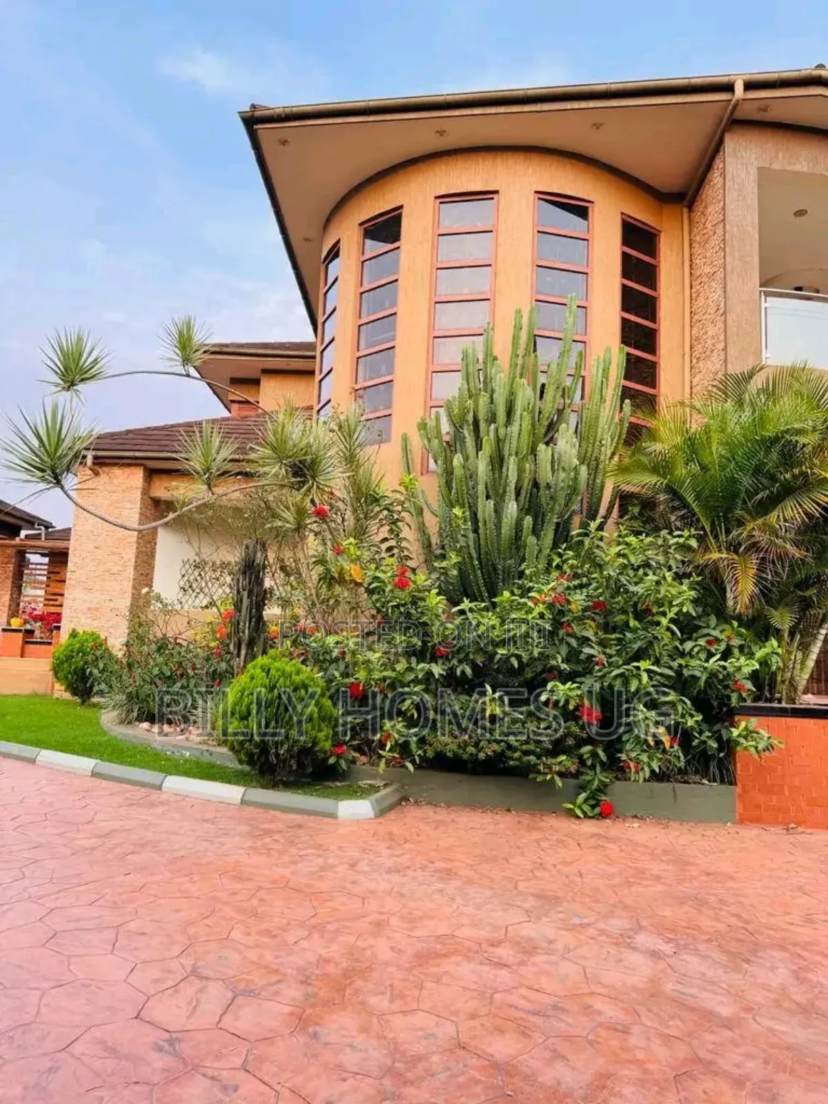 6bdrm Mansion in Kira for sale