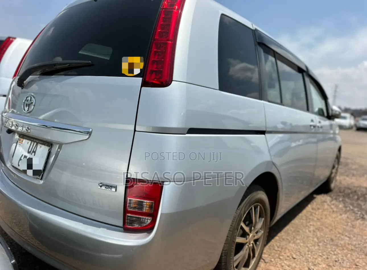 Toyota ISIS 1.8 G 2WD 2012 Silver