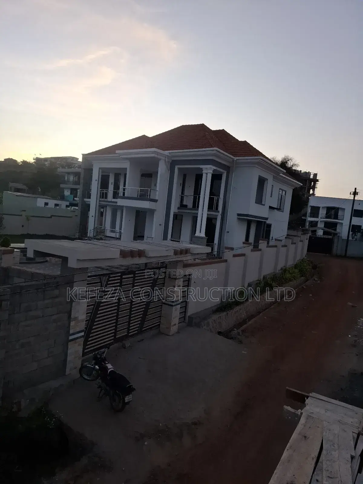 Modern Housing With Moulded Pulpet