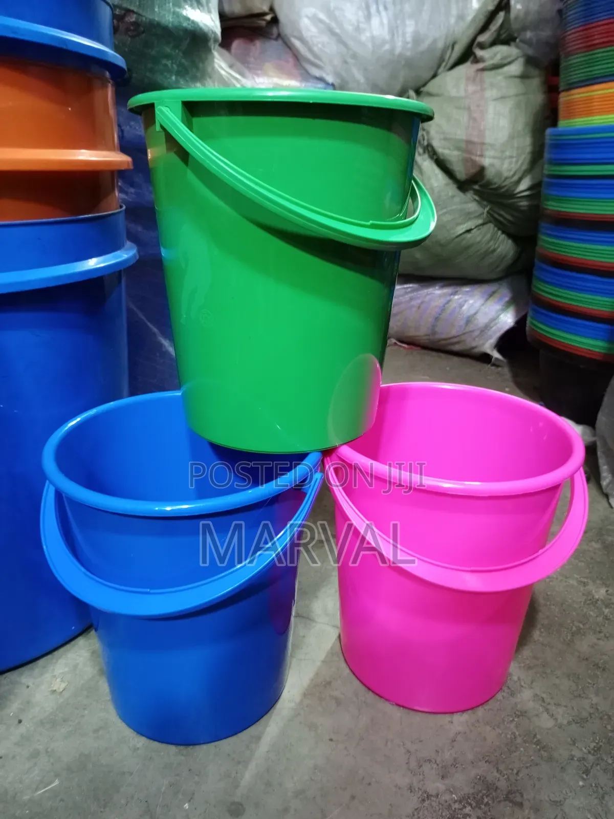 10-Liter Plastic Bucket With a Cover