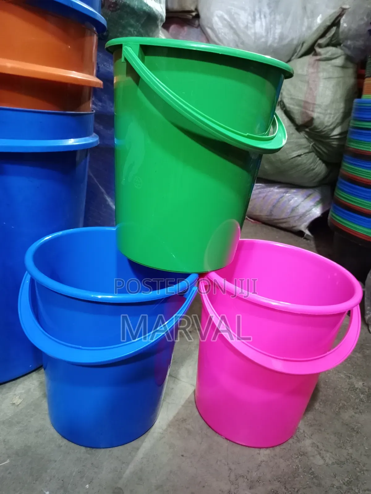 10-Liter Plastic Bucket With a Cover