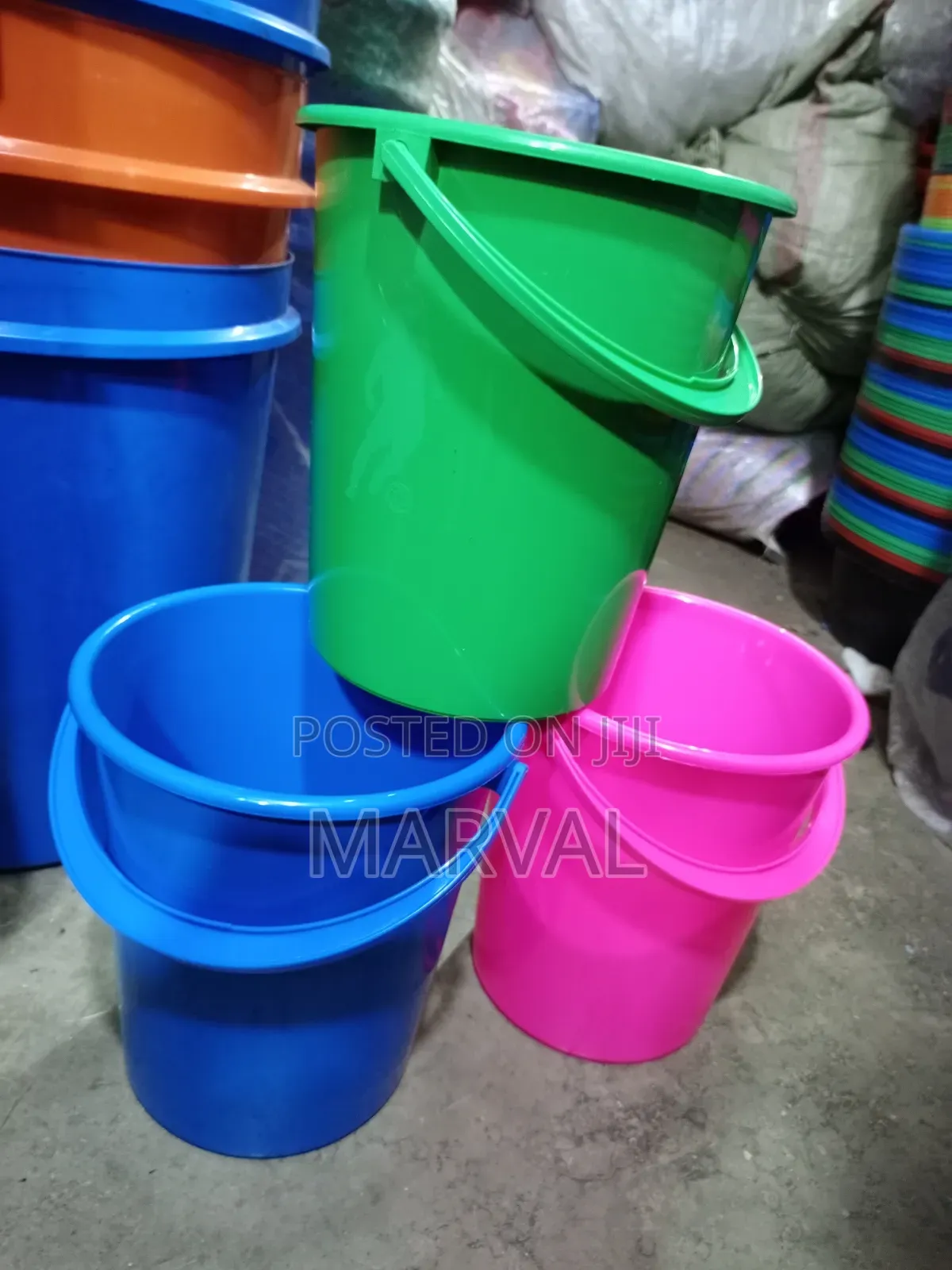 10-Liter Plastic Bucket With a Cover