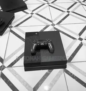 Playstation 4 Standard 500gb. Ps4 Fat - Almost New. 12 Games, 2 Pads