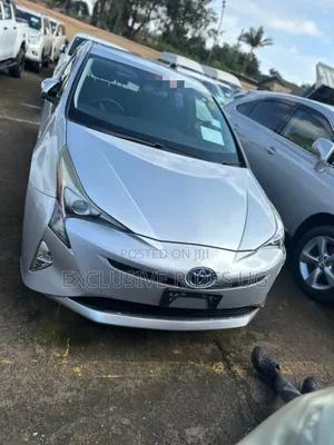 Toyota Prius 4dr Hatchback (1.8L 4cyl gas/electric hybrid CVT) 2016 Silver