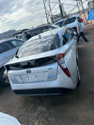 Toyota Prius 4dr Hatchback (1.8L 4cyl gas/electric hybrid CVT) 2016 Silver