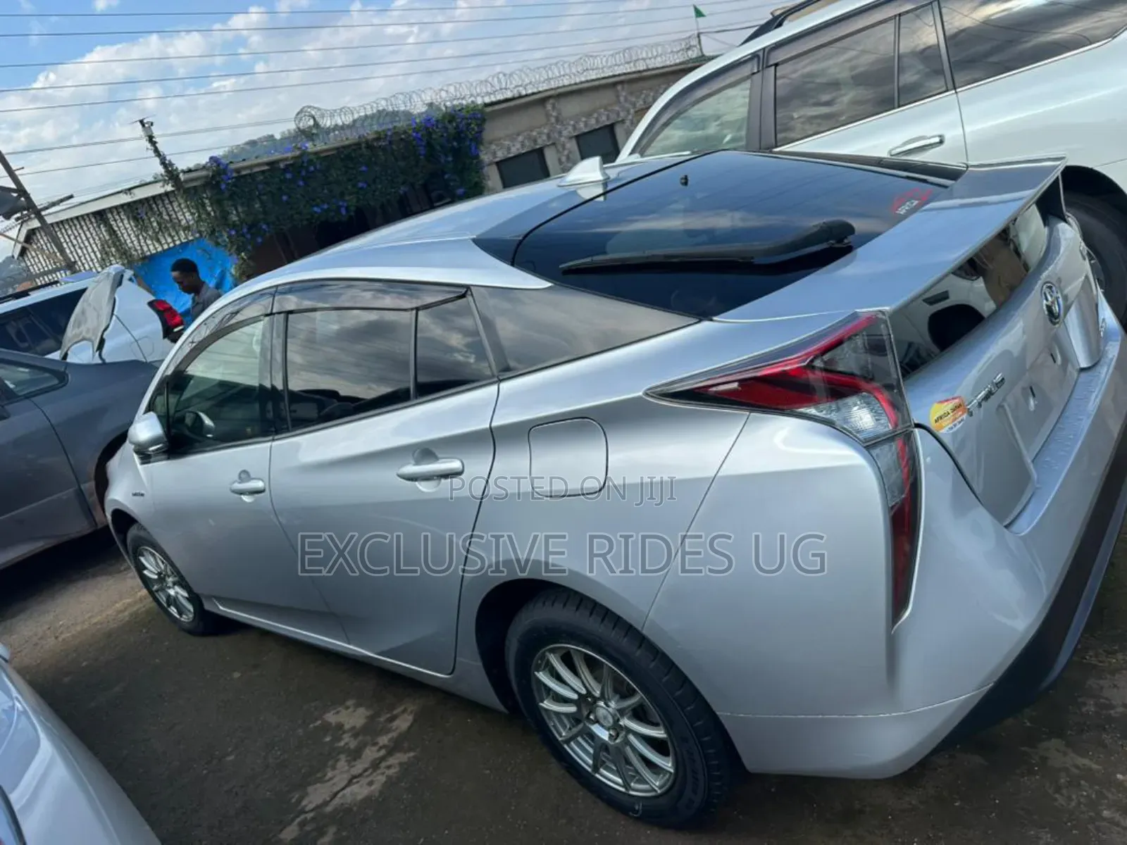Toyota Prius 4dr Hatchback (1.8L 4cyl gas/electric hybrid CVT) 2016 Silver