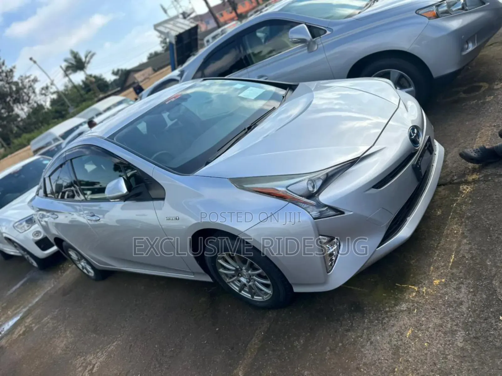 Toyota Prius 4dr Hatchback (1.8L 4cyl gas/electric hybrid CVT) 2016 Silver