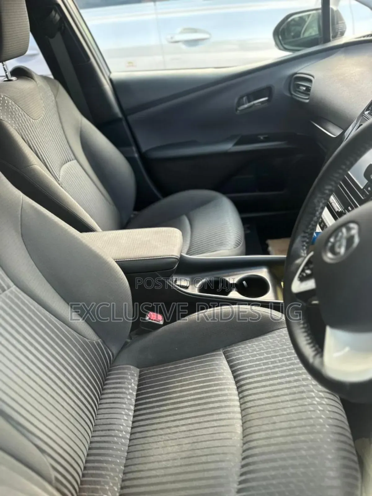 Toyota Prius 4dr Hatchback (1.8L 4cyl gas/electric hybrid CVT) 2016 Silver