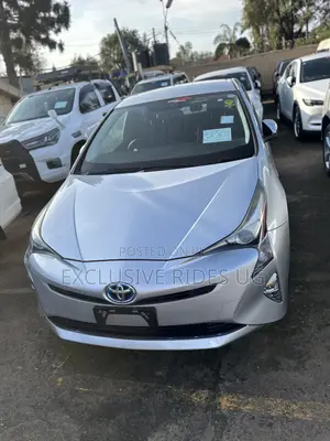 Toyota Prius 4dr Hatchback (1.8L 4cyl gas/electric hybrid CVT) 2016 Silver