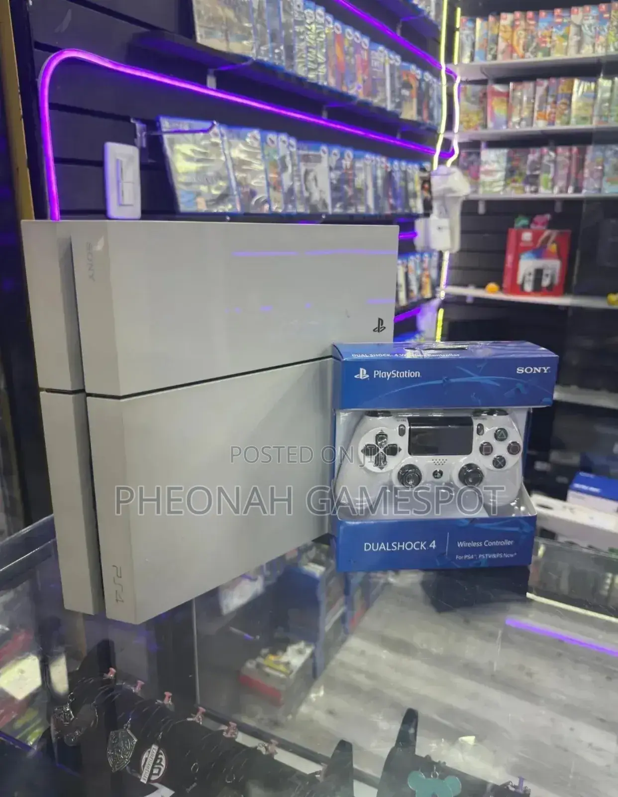 White Ps4 Fat Playstation 4 Standard Full Set. 2 Pads and 12 Games