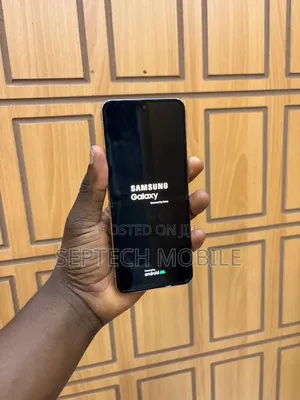 New Samsung Galaxy Z Flip4 128 GB Gold