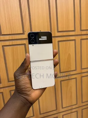 New Samsung Galaxy Z Flip4 128 GB Gold
