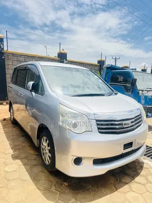 Toyota Noah 2.0 143hp AWD (8 Seater) 2012 Silver