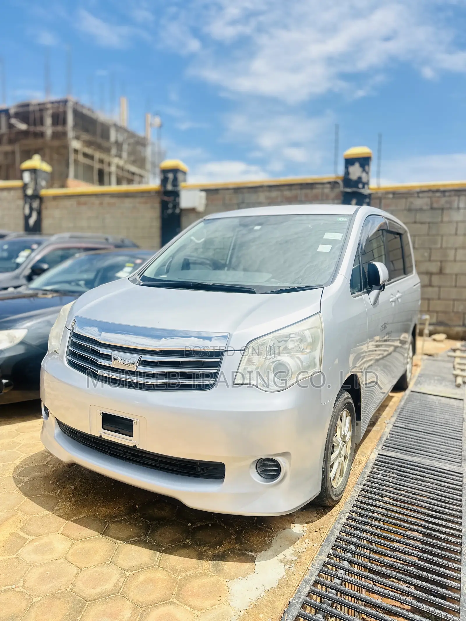 Toyota Noah 2.0 143hp AWD (8 Seater) 2012 Silver