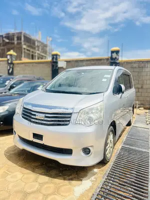 Toyota Noah 2.0 143hp AWD (8 Seater) 2012 Silver