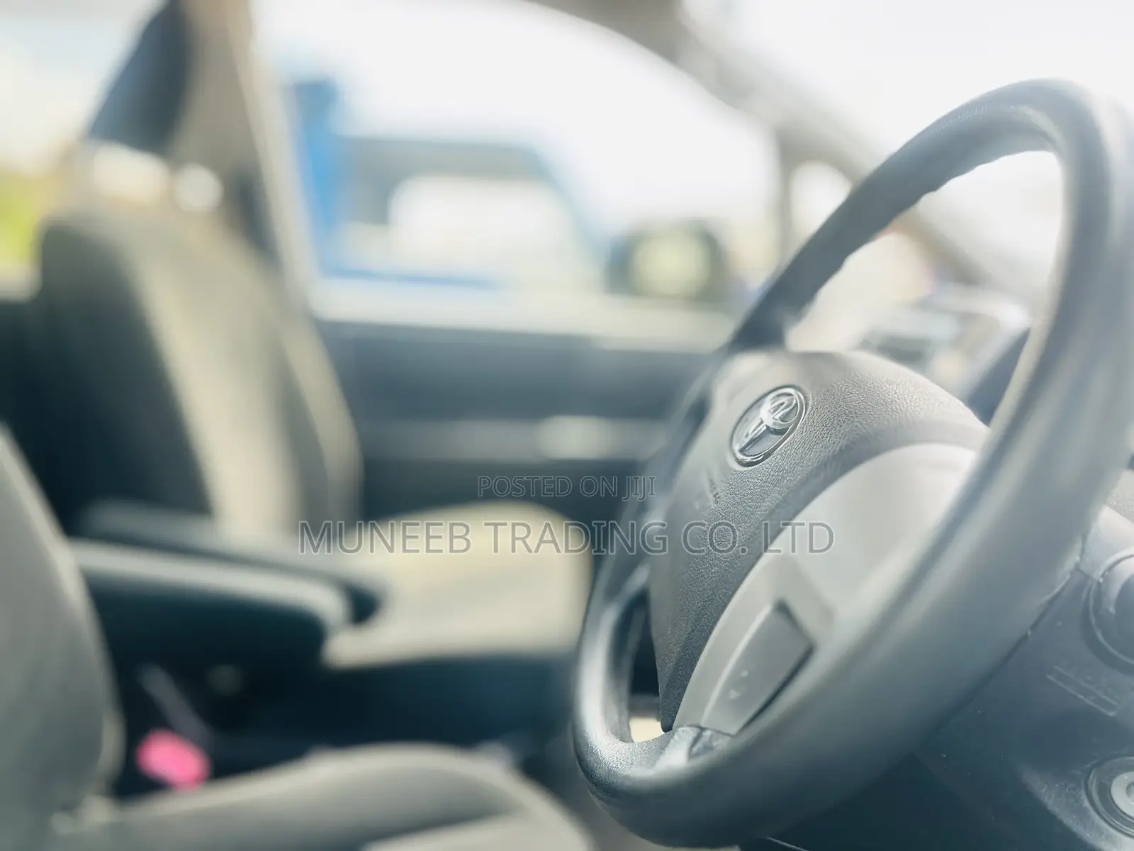 Toyota Noah 2.0 143hp AWD (8 Seater) 2012 Silver