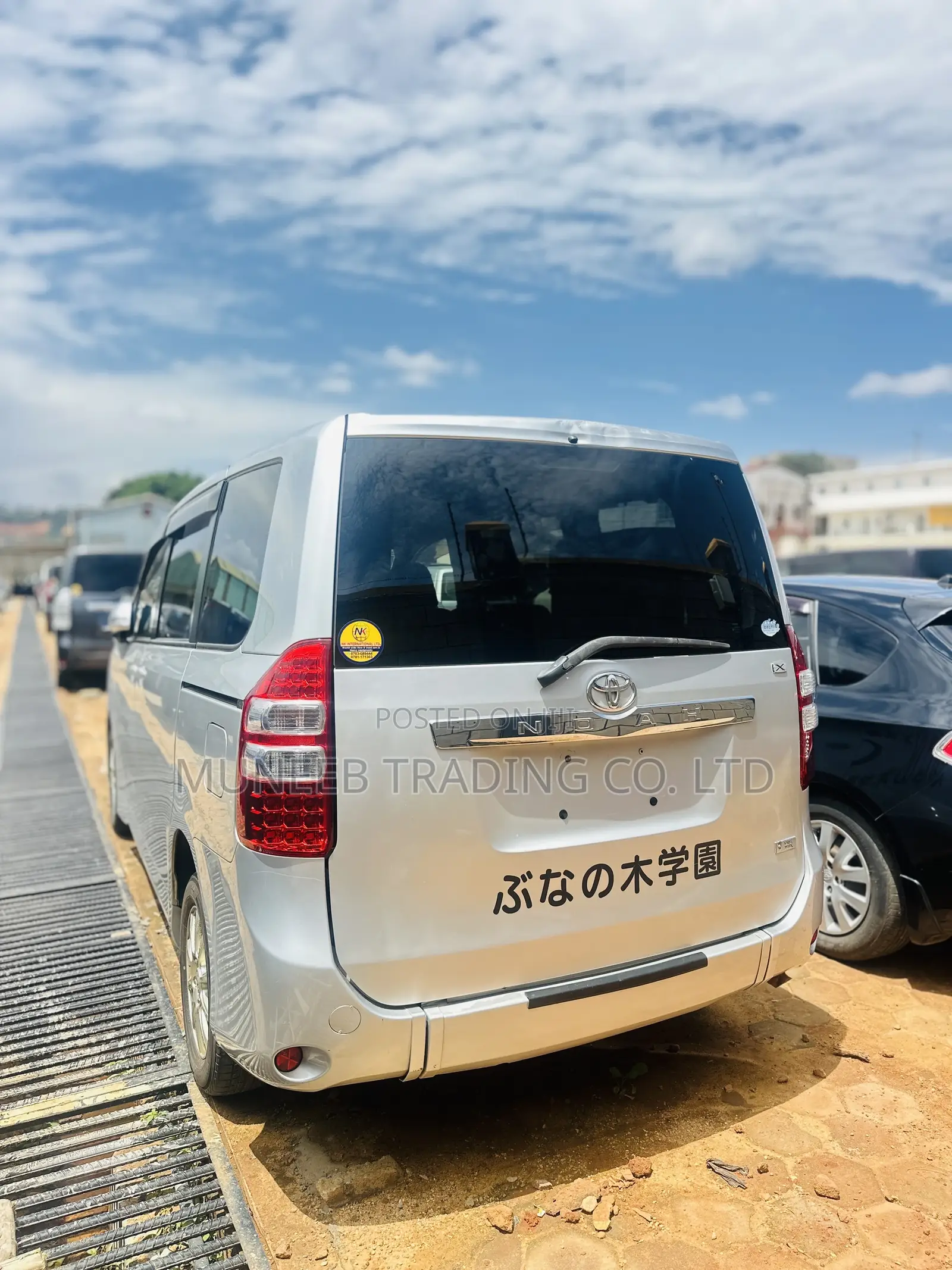 Toyota Noah 2.0 143hp AWD (8 Seater) 2012 Silver