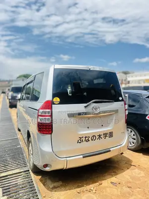 Toyota Noah 2.0 143hp AWD (8 Seater) 2012 Silver