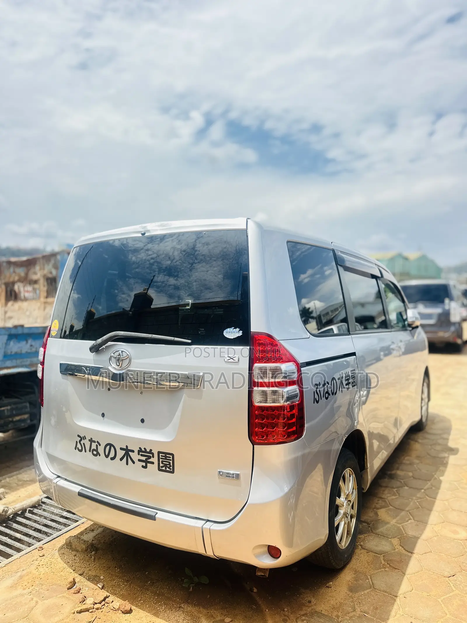 Toyota Noah 2.0 143hp AWD (8 Seater) 2012 Silver