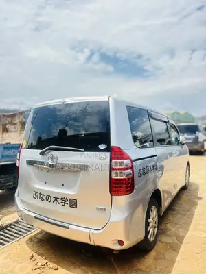 Toyota Noah 2.0 143hp AWD (8 Seater) 2012 Silver