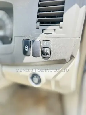 Toyota ISIS 2.0 L 2WD 2010 White