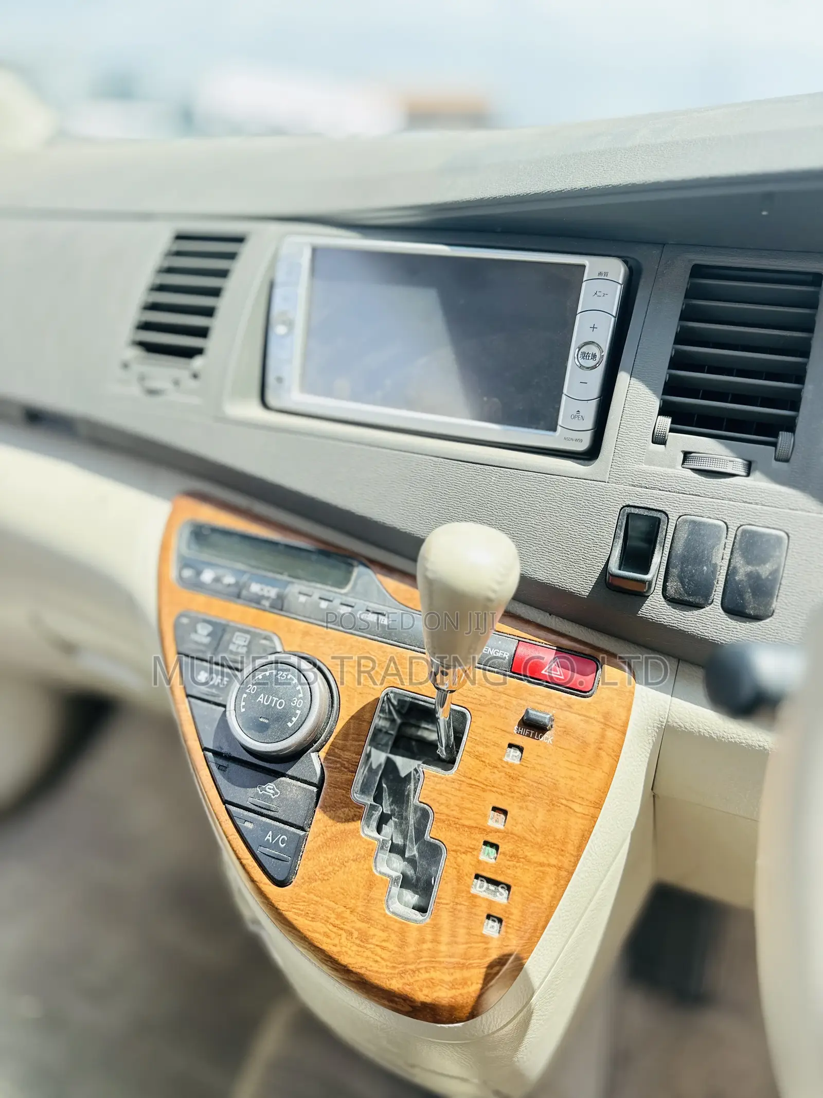 Toyota ISIS 2.0 L 2WD 2010 White