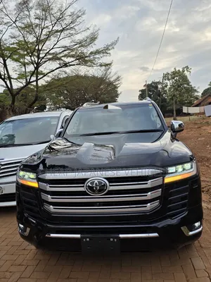 Toyota Land Cruiser LC300 2024 Black