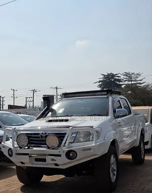 Toyota Hilux SR5 4x4 2013 White