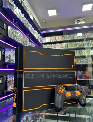 Ps4 Standard Model 9.00 (Chipped), 10 Great Games, 2 Pads.