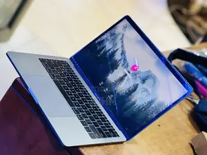 Laptop Apple MacBook Pro 2017 8GB Intel Core I5 SSHD (Hybrid) 256GB