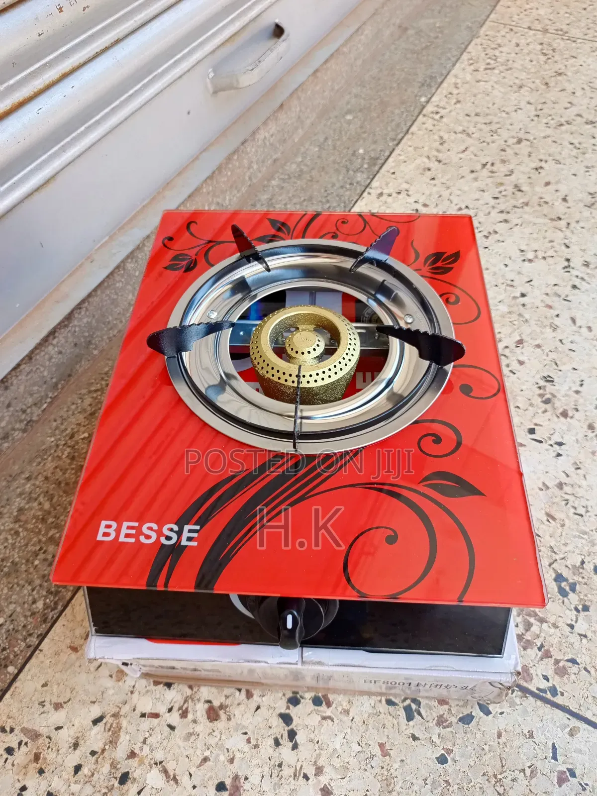 Besse Single-Burner Gas Stove With a Glass Top.