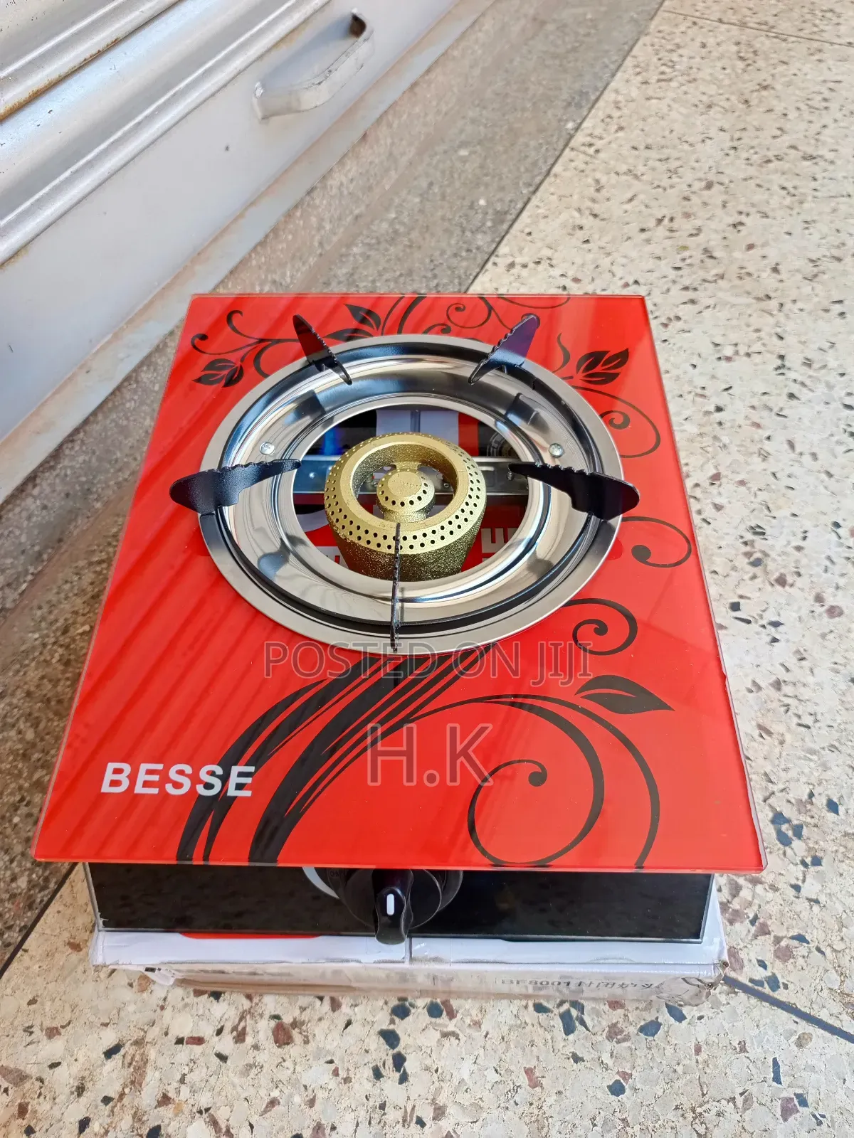 Besse Single-Burner Gas Stove With a Glass Top.