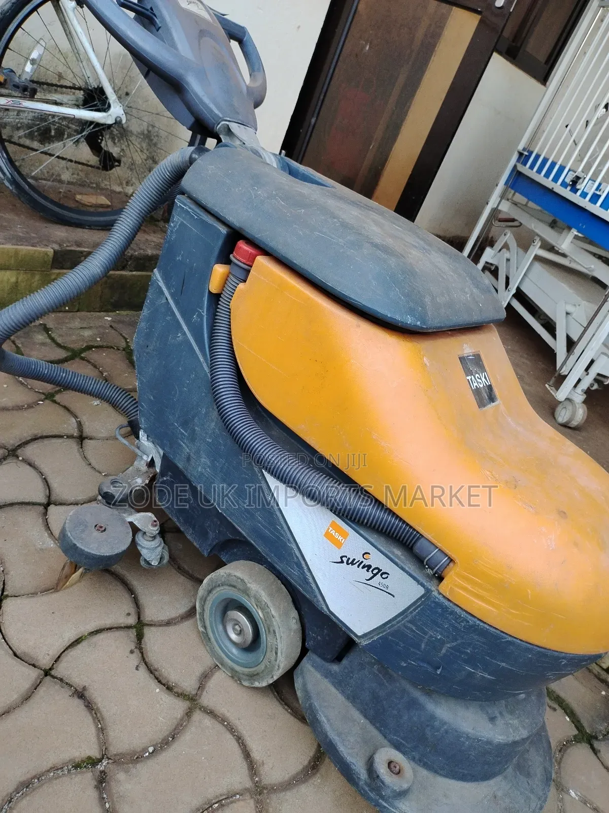 Taski Swingo 450 Floor Scrubber Dryer