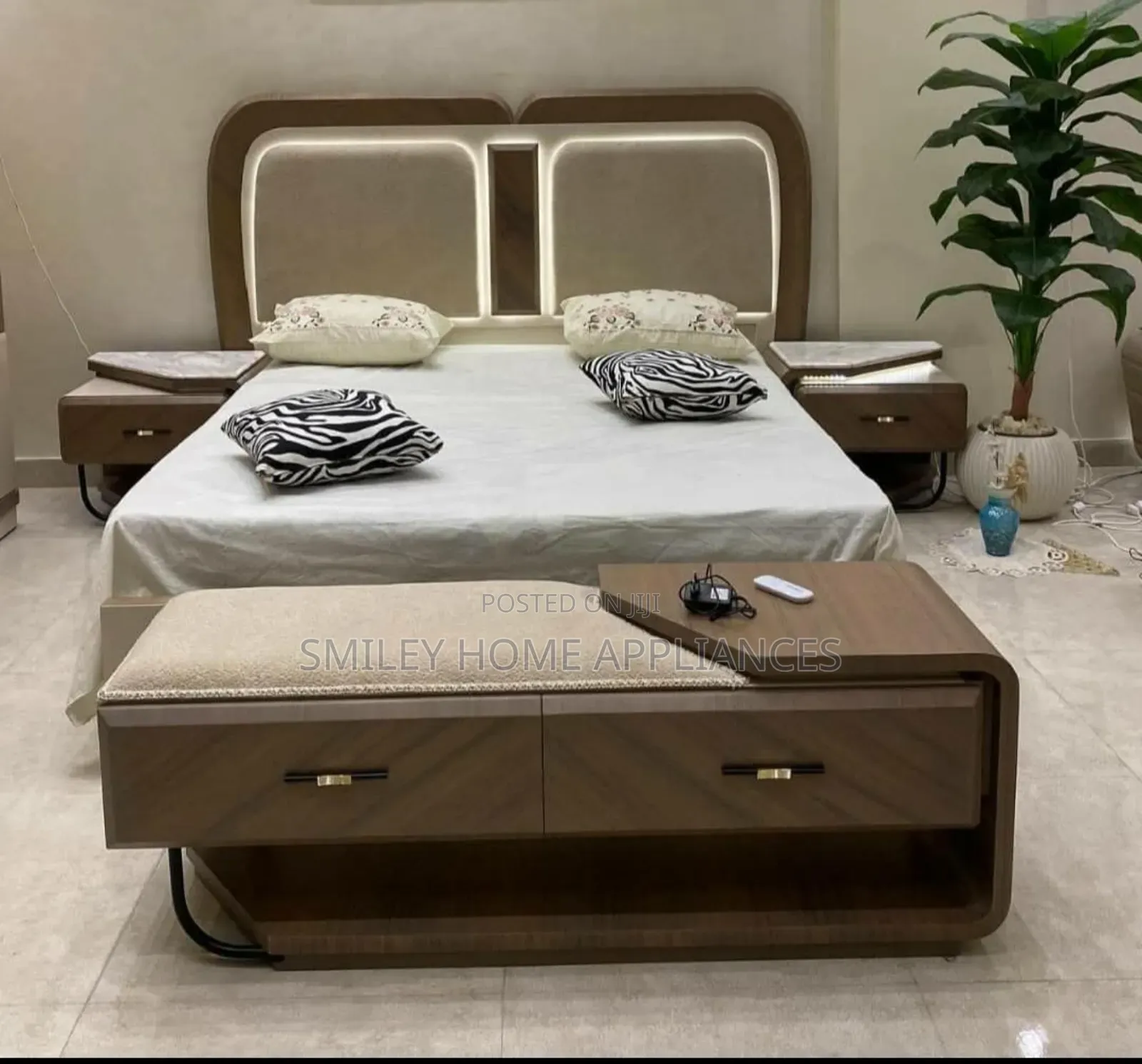 King Size Luxurious Bedroom Bed With Side Drawers and Shortage Seat