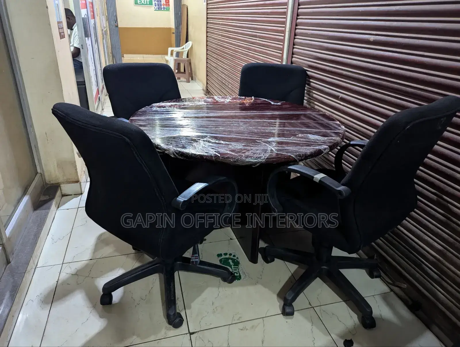 Second Hand Circular Table With Adjustable Chairs