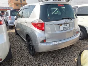Toyota Ractis 1.5 AWD 2010 Silver