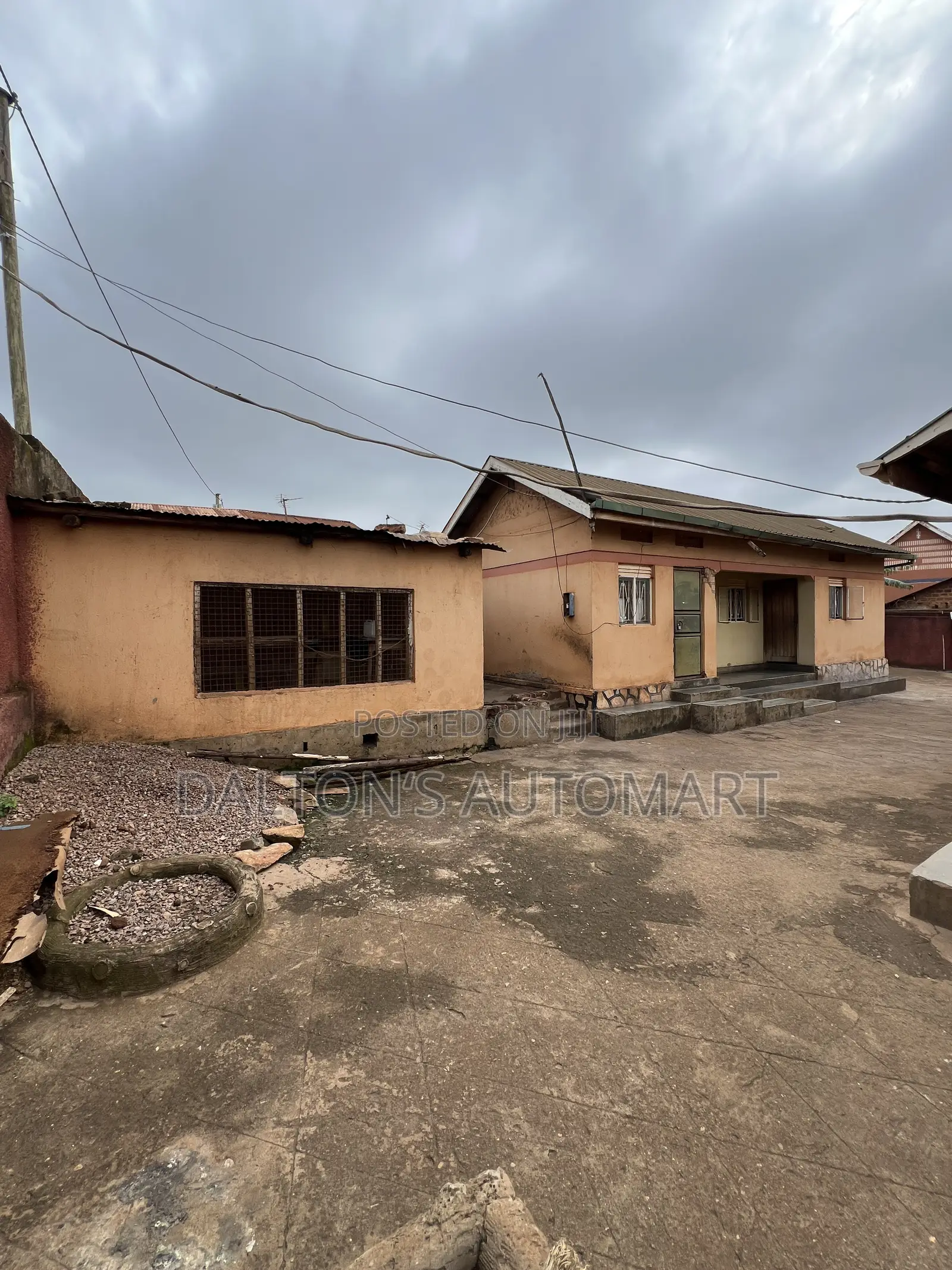3bdrm Bungalow in Bweyogerere Central, Kira for sale