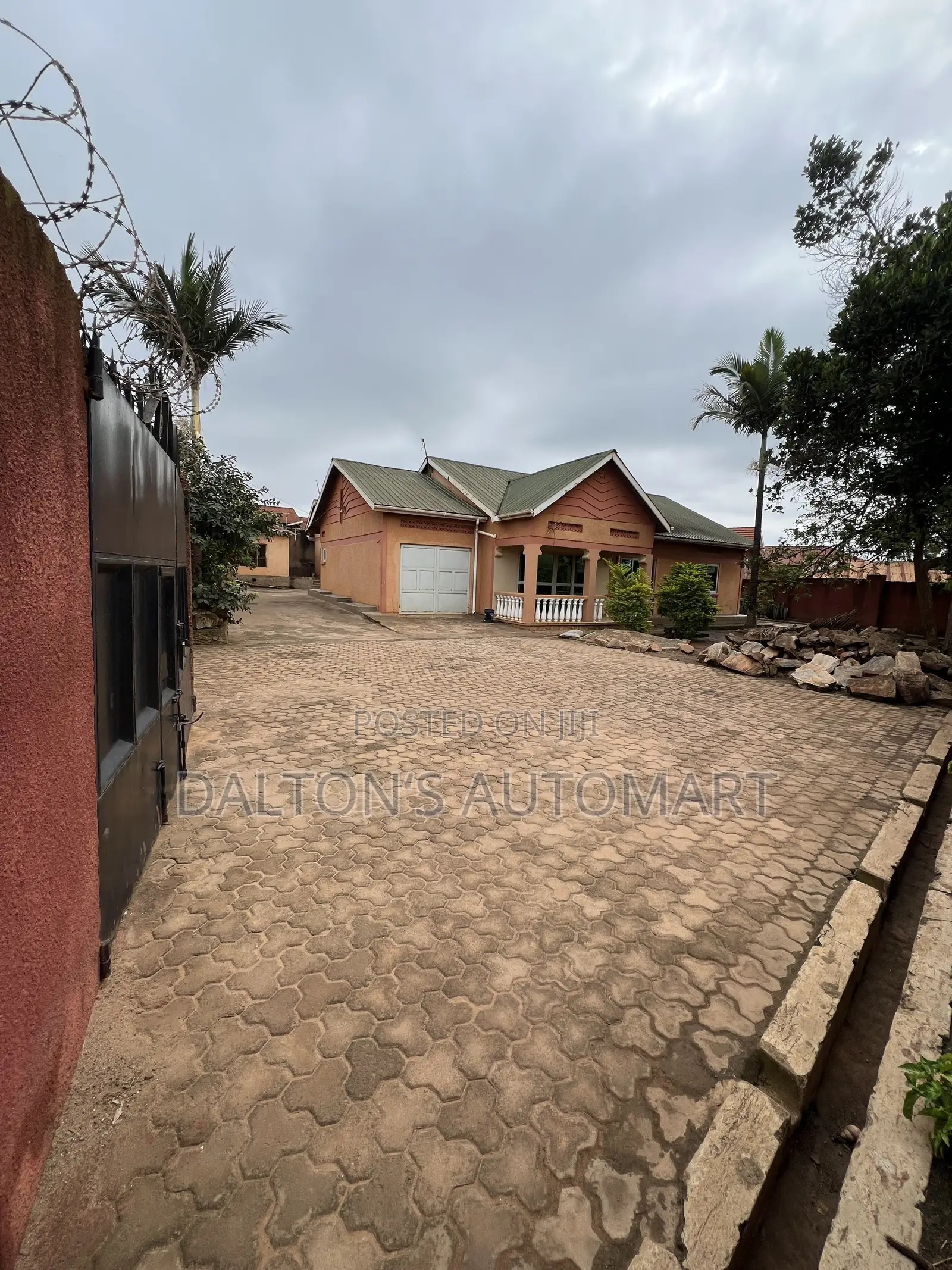 3bdrm Bungalow in Bweyogerere Central, Kira for sale