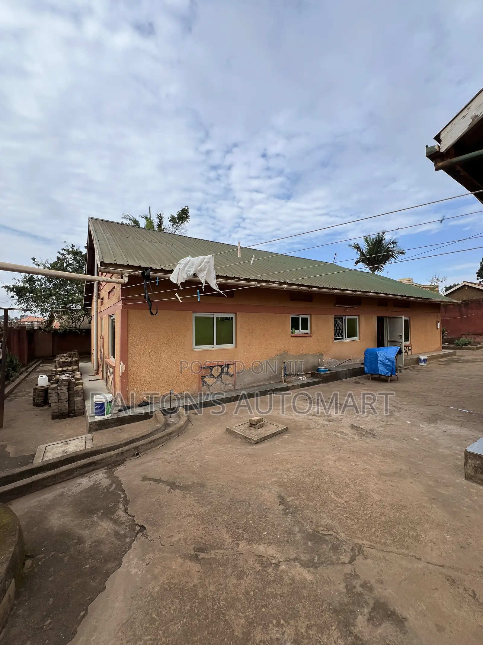 3bdrm Bungalow in Bweyogerere Central, Kira for sale