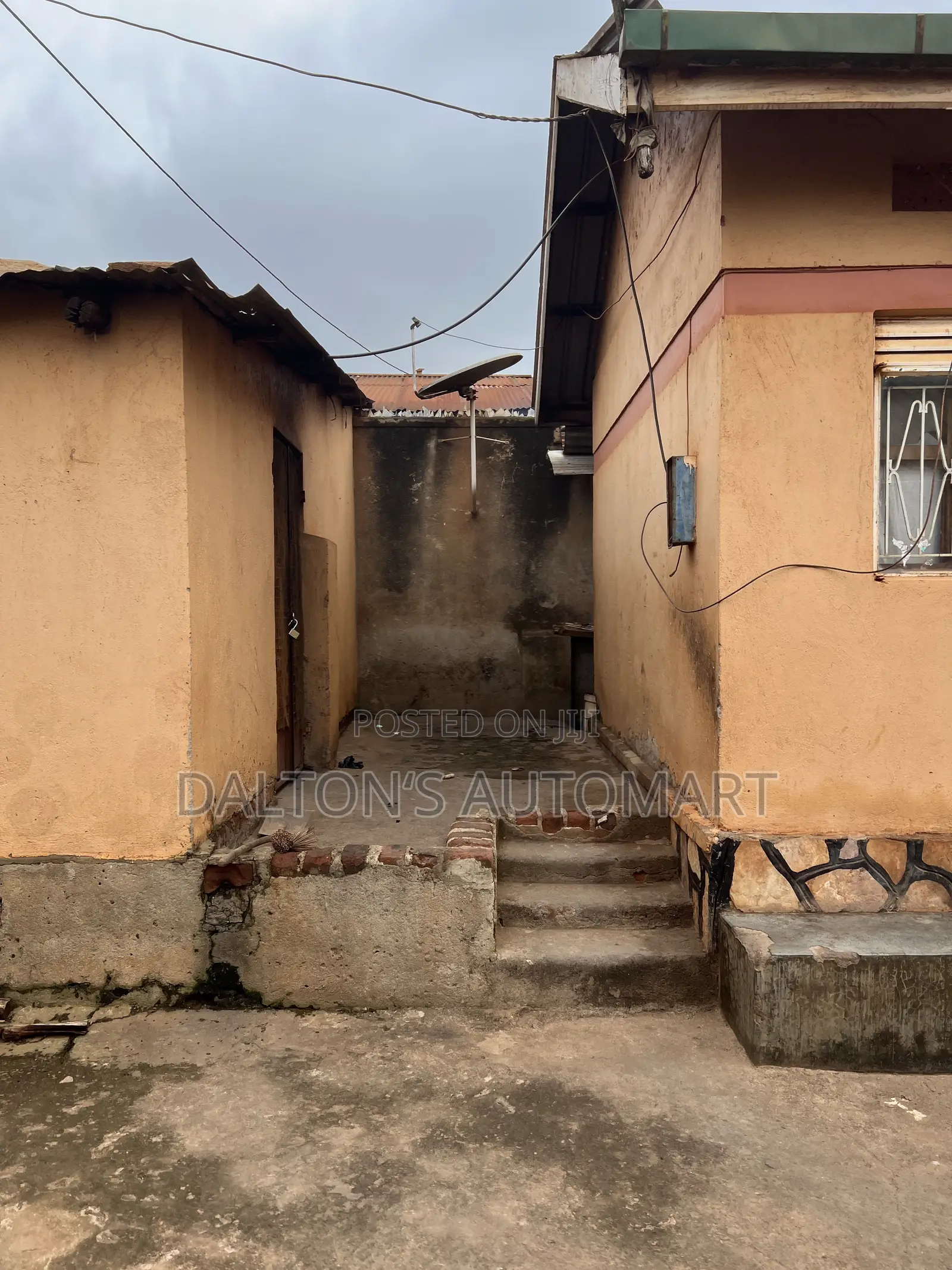 3bdrm Bungalow in Bweyogerere Central, Kira for sale